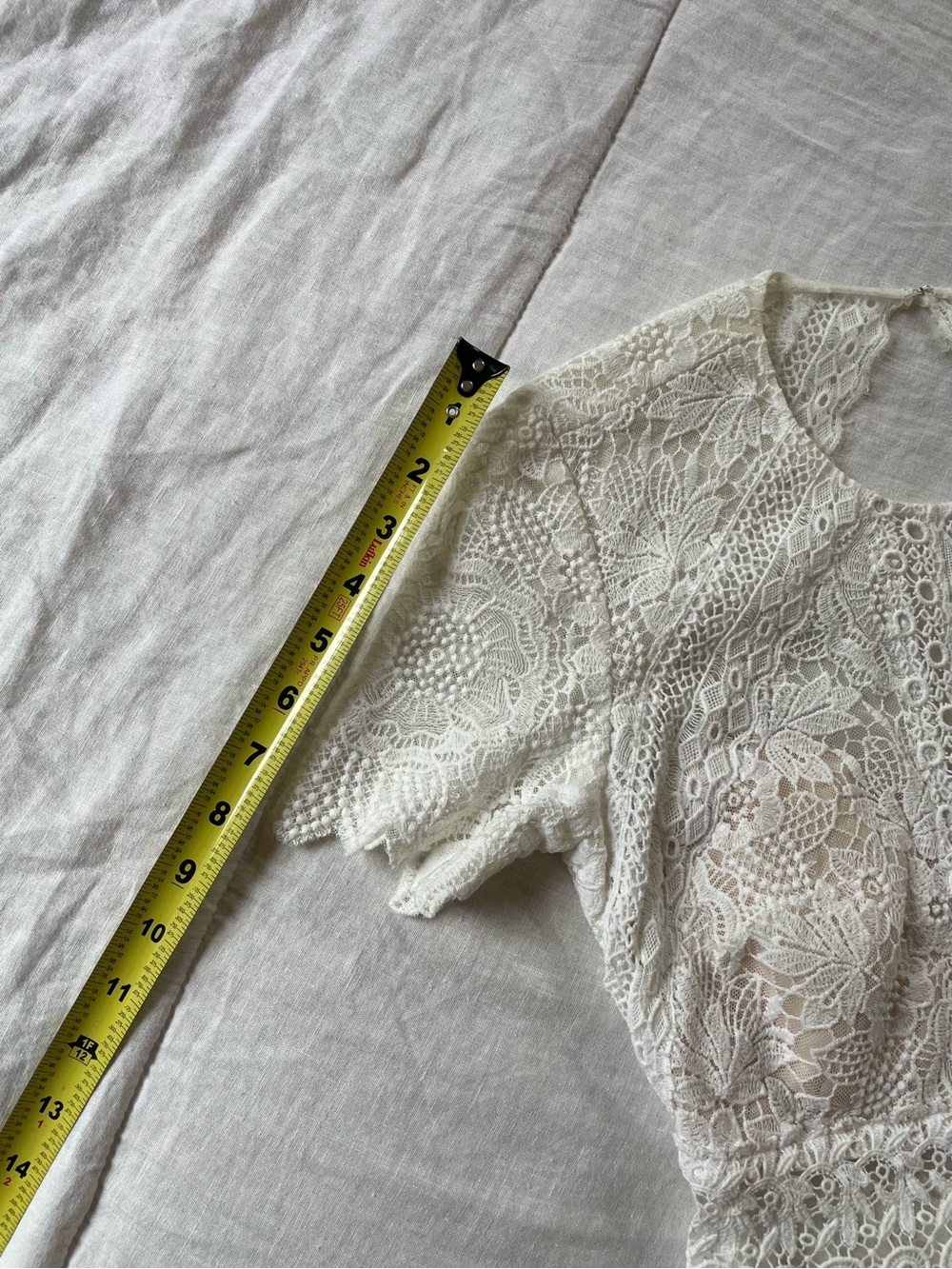 Elegant White Short-Sleeve Crew Neck Lace Bridal Gown Size 4 Wedding Dress - Picture 13 of 16